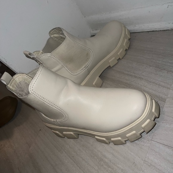 CUTE 8.5 booties - Picture 3 of 3